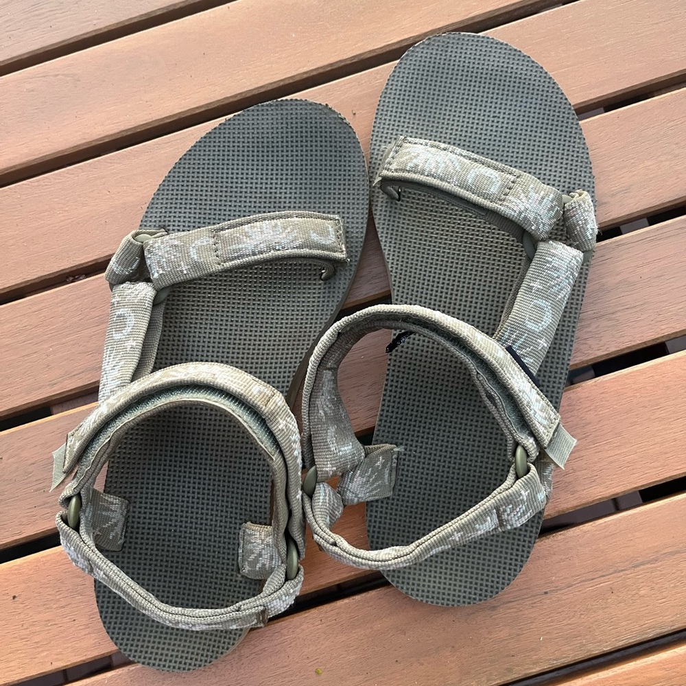 Sage aloe moon and sun tevas original universal sandal size 8 women’s